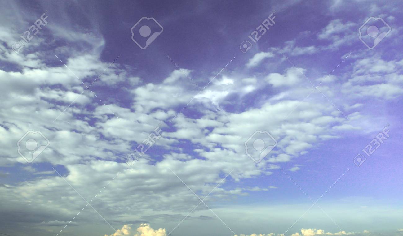青空に白いスピンドリフト雲 背景 の写真素材 画像素材 Image
