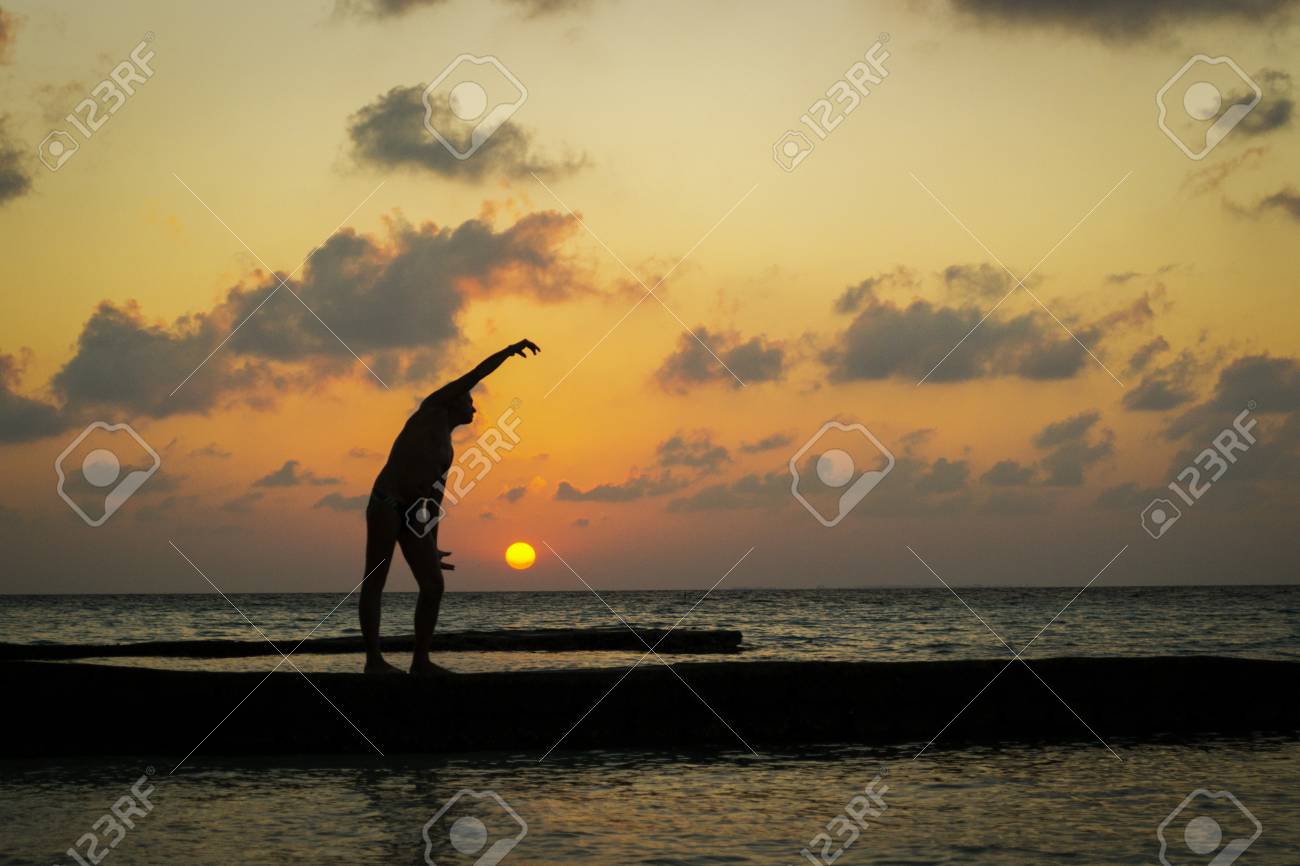 海の上の日の出練習人のシルエット の写真素材 画像素材 Image