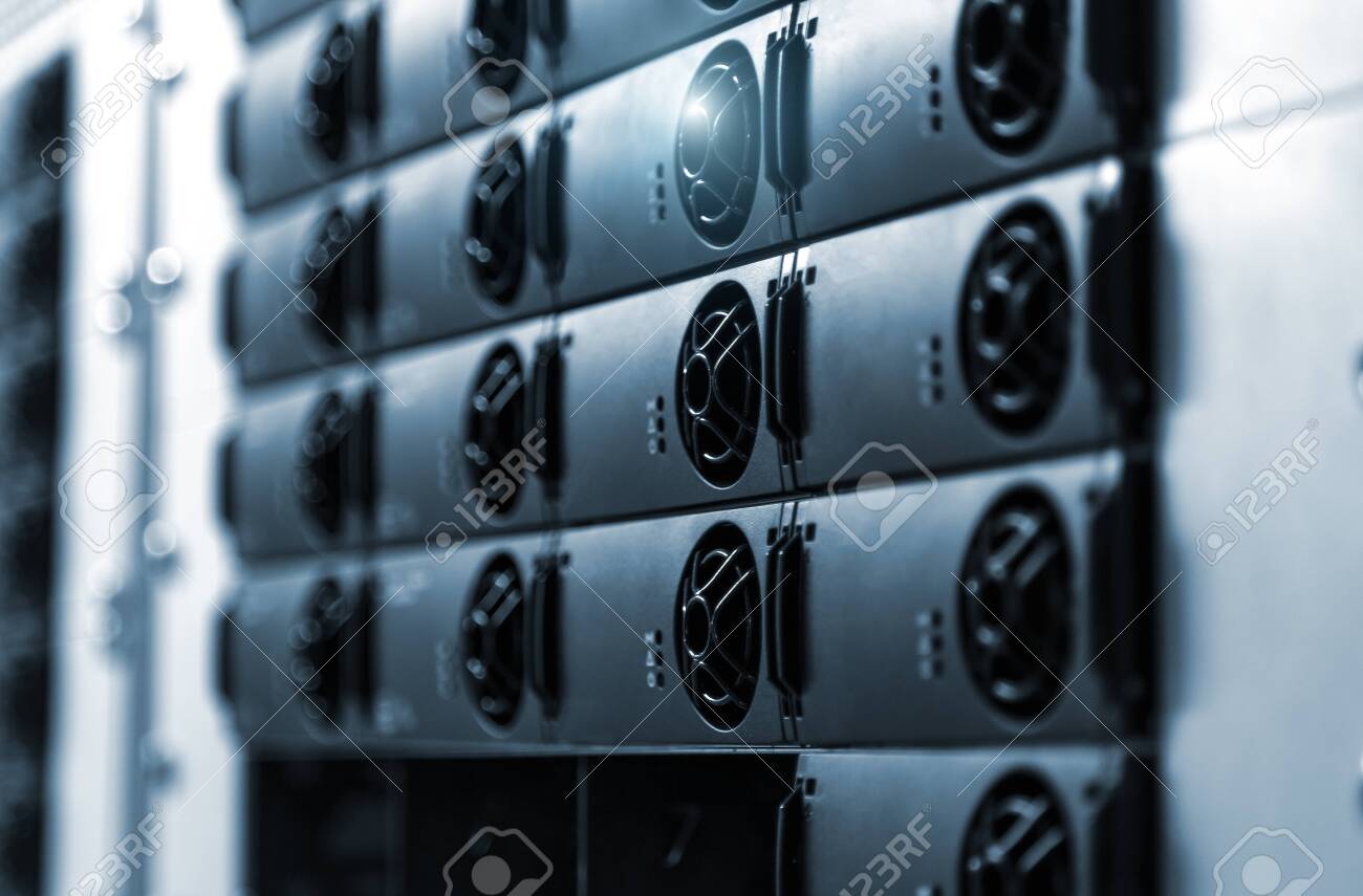 흐릿하고 토닝이 있는 GPU 암호화폐 채굴장. 블록체인 복합 비트코인 및 이더리움 장비, 암호화폐용 카드 리그 로열티 무료 사진,  그림, 이미지 그리고 스톡포토그래피. Image 124446310