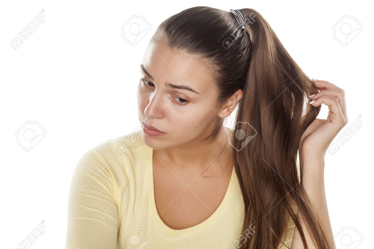 彼女のポニーテールを触れる化粧をせず若い女性 の写真素材 画像素材 Image