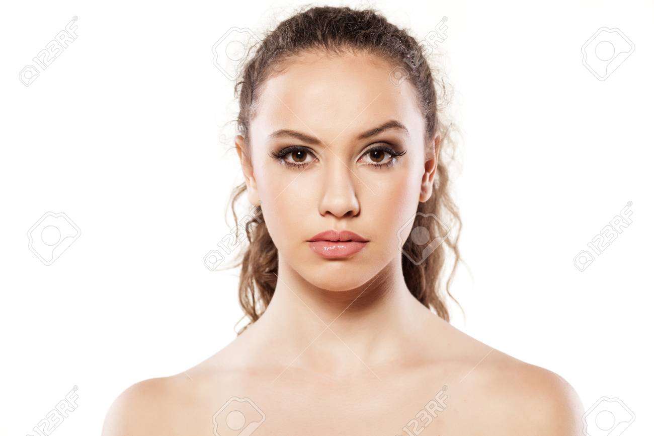 リフトの眉と白い背景の上の裸の肩を持つ深刻な少女の肖像画 の写真素材 画像素材 Image