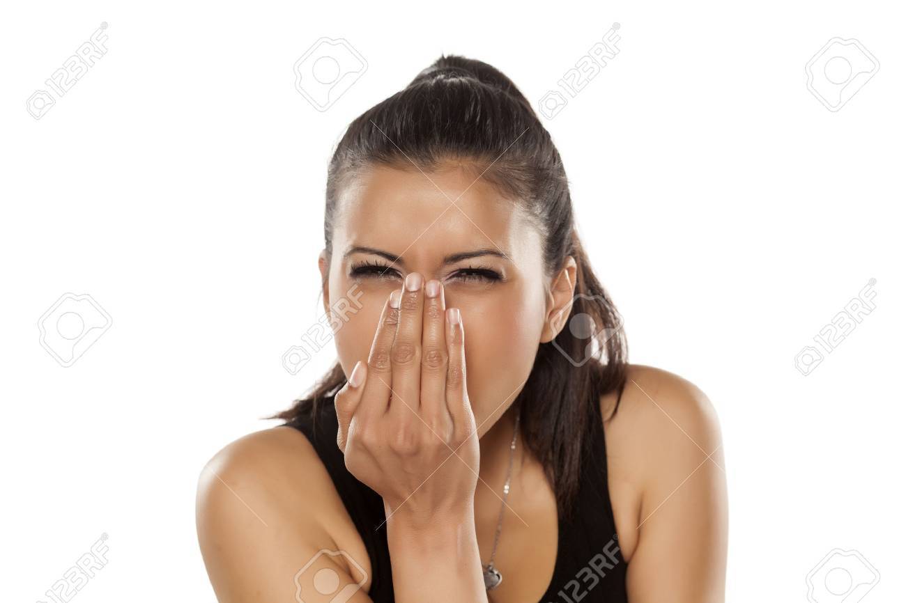 浅黒い肌の若い可愛い女性彼女の息をチェック の写真素材 画像素材 Image