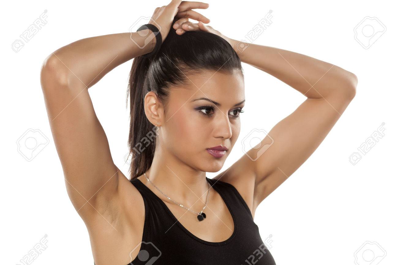 浅黒い肌の若い可愛い彼女の髪を結ぶ女 の写真素材 画像素材 Image