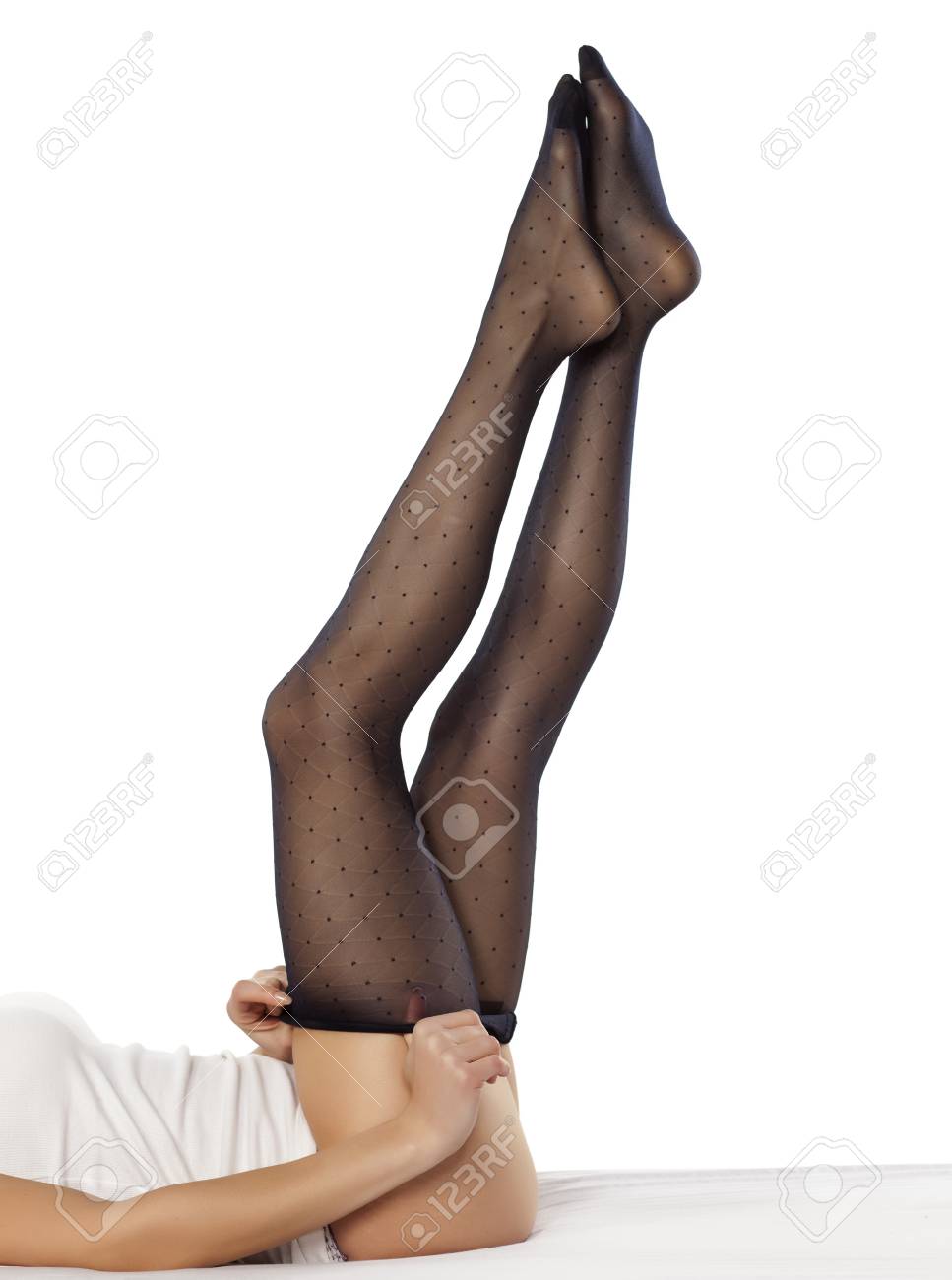 Frauen Ziehen An Ihren Nylonstrümpfen Lizenzfreie Fotos, Bilder Und Stock  Fotografie. Image 70076111.