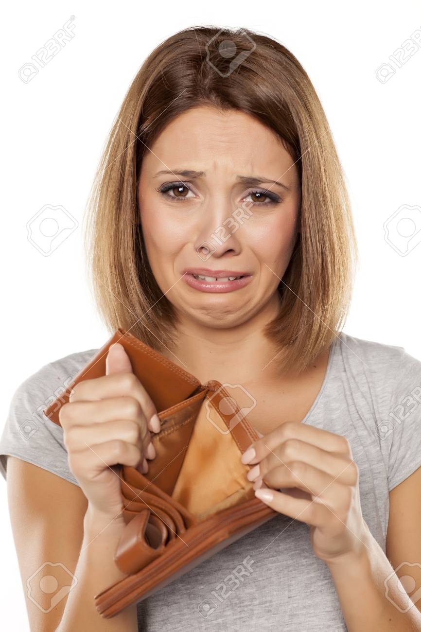 Infeliz Mujer Muestra Su Monedero Vacío Fotos, Retratos, Fotografía De Archivo Libres De Derecho. Image 70353720.