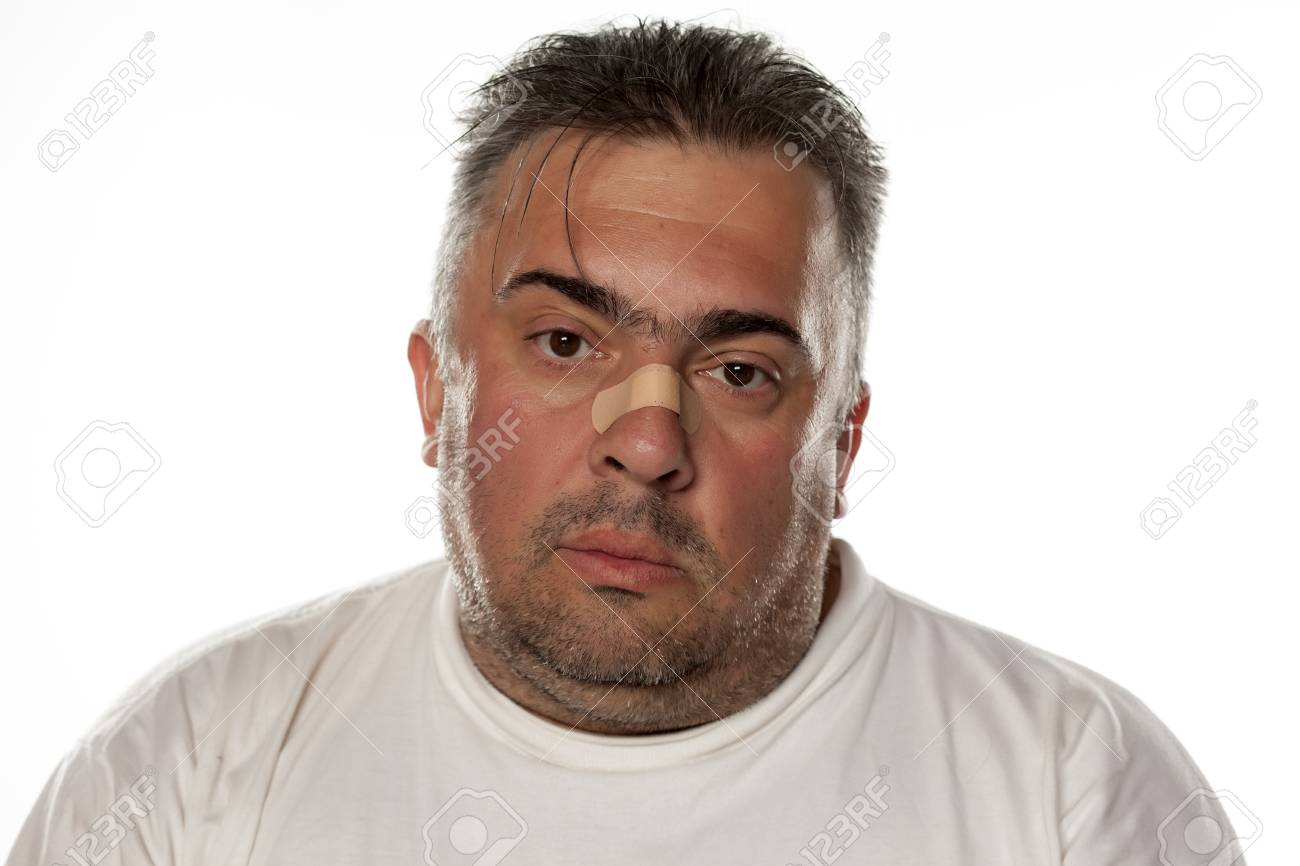 彼の鼻の上の石膏とデブ男 の写真素材 画像素材 Image 彼の鼻の上の石膏とデブ男 の写真素材 画像素材 Image