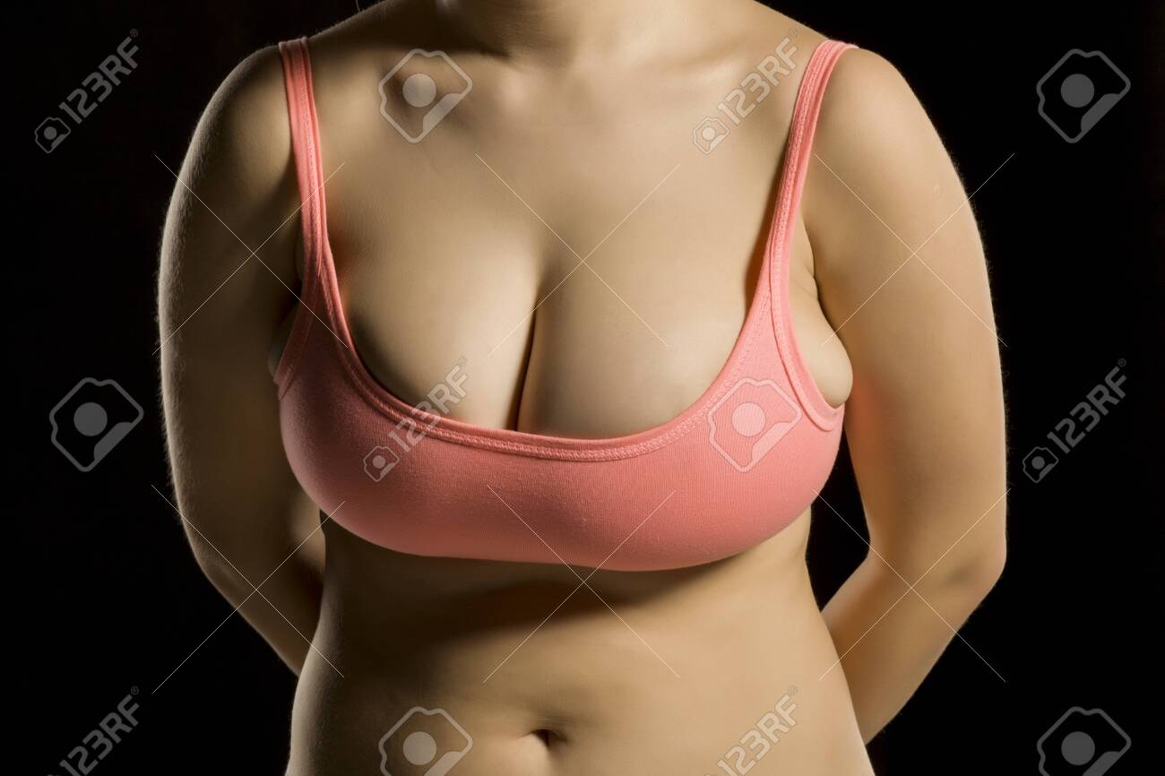 big boobs small bra 黒い背景に小さくてタイトなブラジャーで大きな女性の写真素材・画像素材 Image 129952935