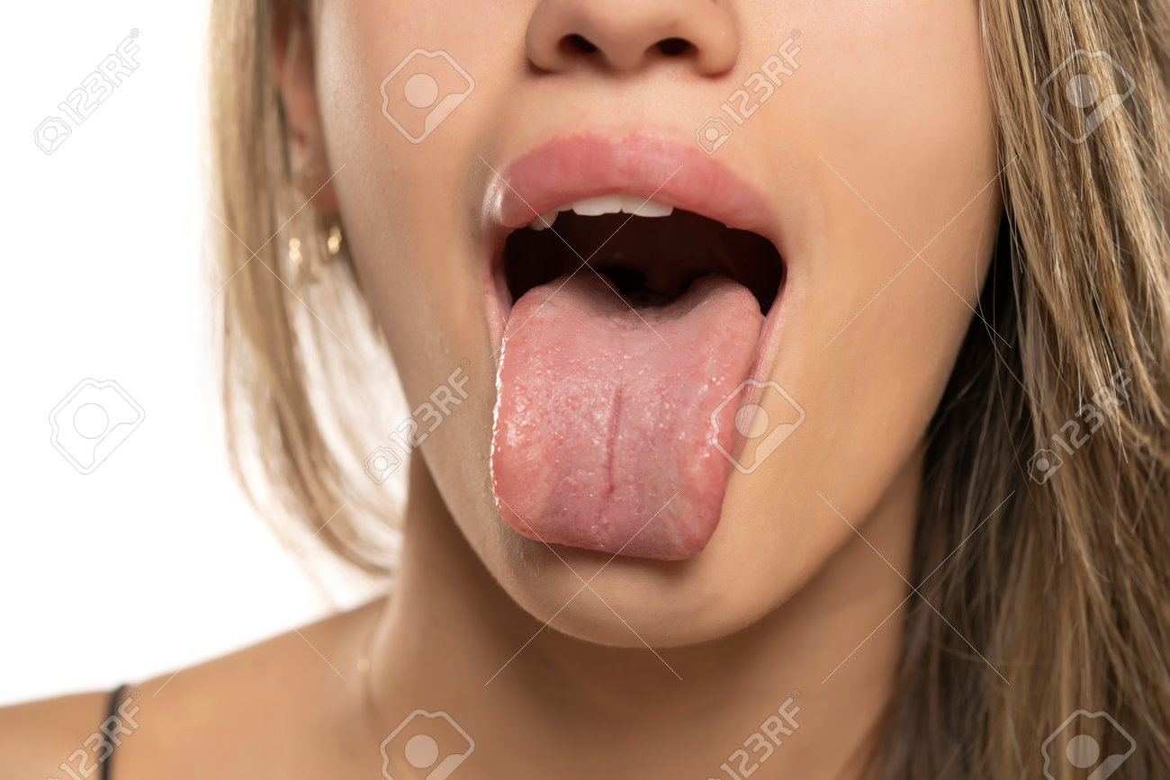 여고생 혀 여자 혀의 전면 모습을 닫습니다. 로열티 무료 사진, 그림, 이미지 그리고 스톡포토그래피. Image 208937198