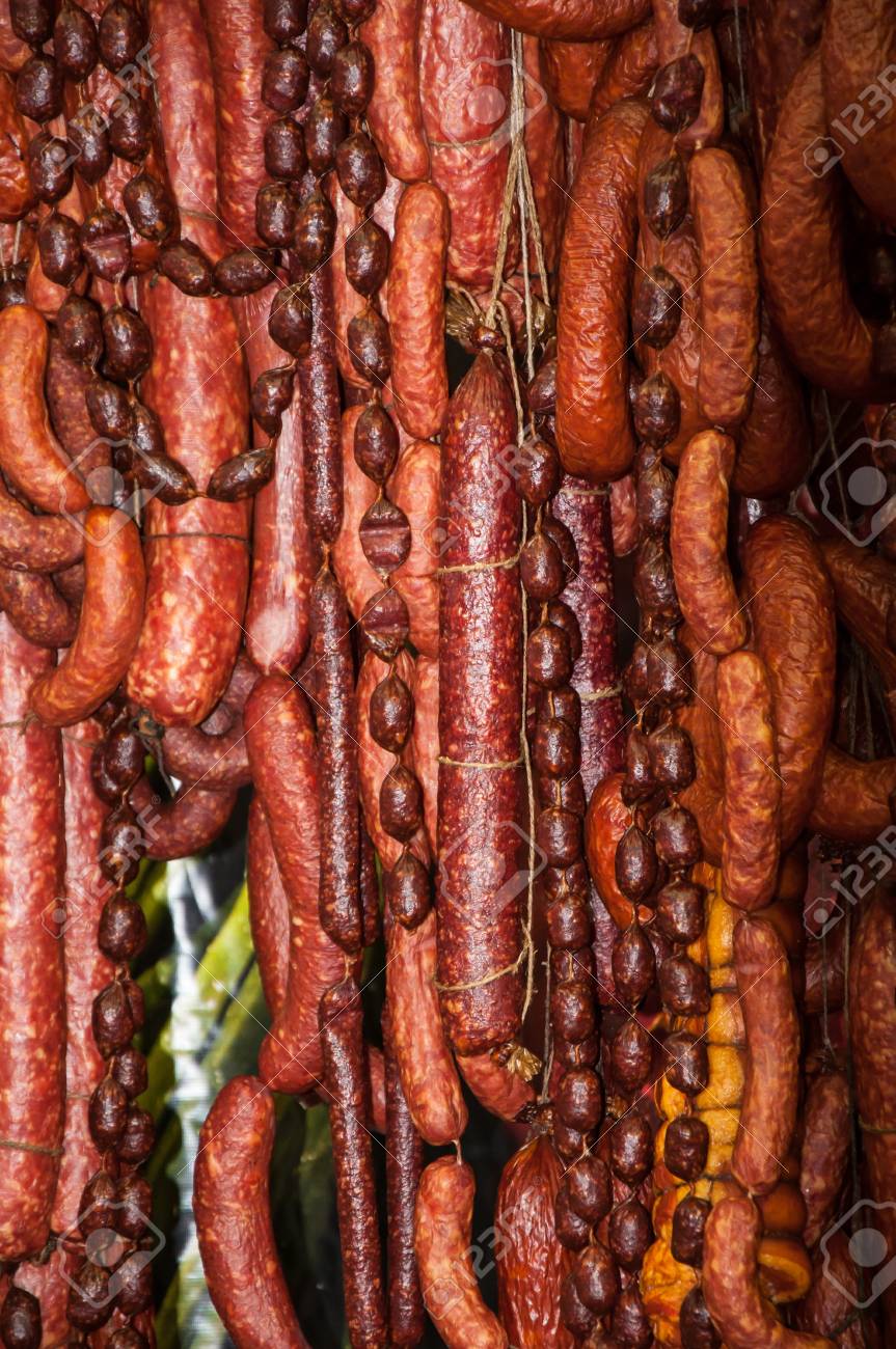 燻製ソーセージ サラミ ドライ ソーセージ ハーブ添え の写真素材 画像素材 Image