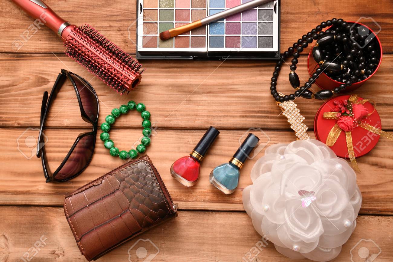 Accesorios Para Mujeres: Cosméticos, Cepillos, Peines, Bisutería Fotos, Retratos, Imágenes Y Fotografía De Archivo Libres Derecho. Image 77666881.