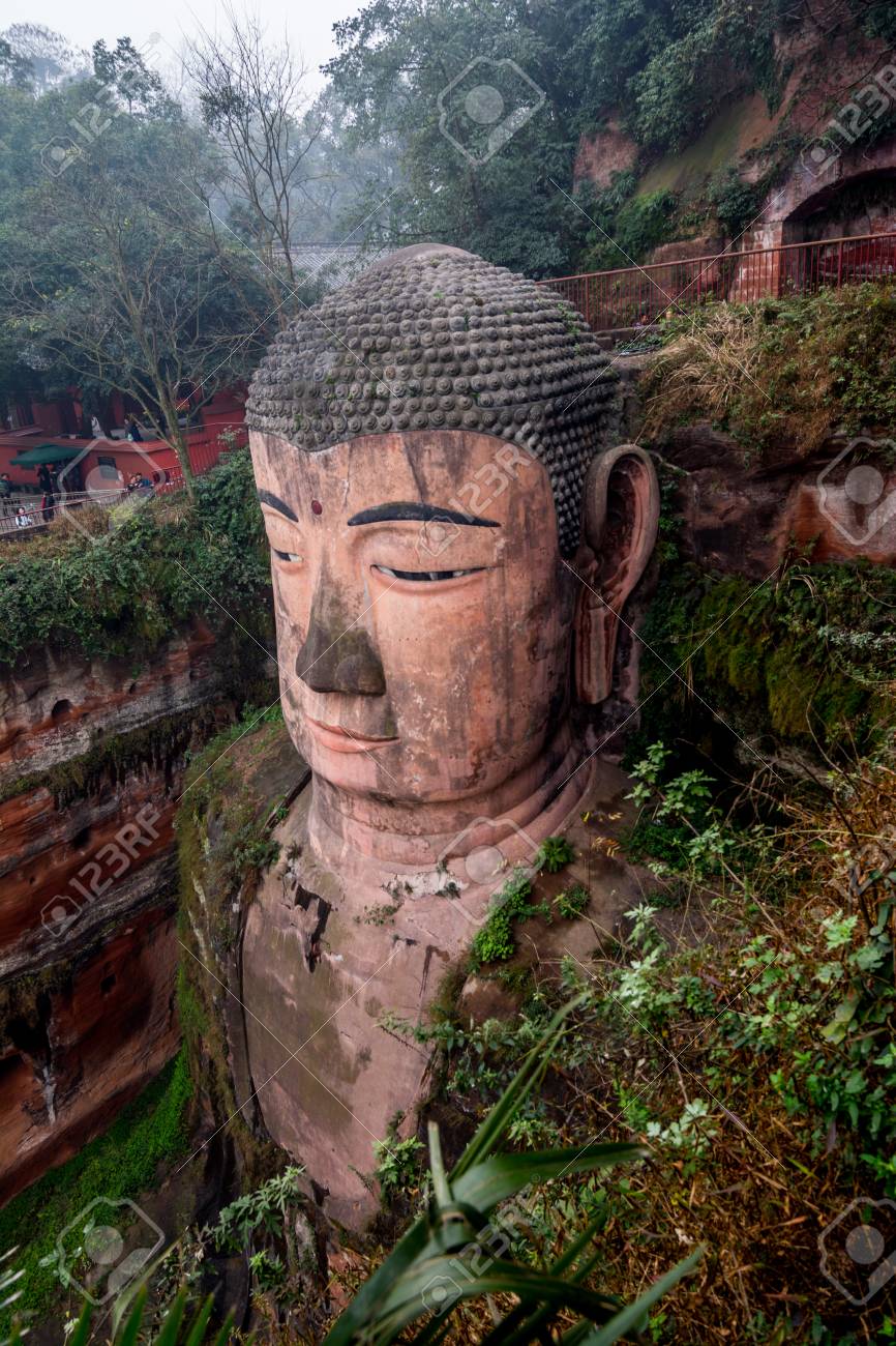 Immagini Stock Vista Della Statua Di Buddha A Leshan In Cina Il Buddha Di Leshan E La Piu Grande Statua Del Buddha Del Mondo La Cui Altezza E Di 71 Metri Image