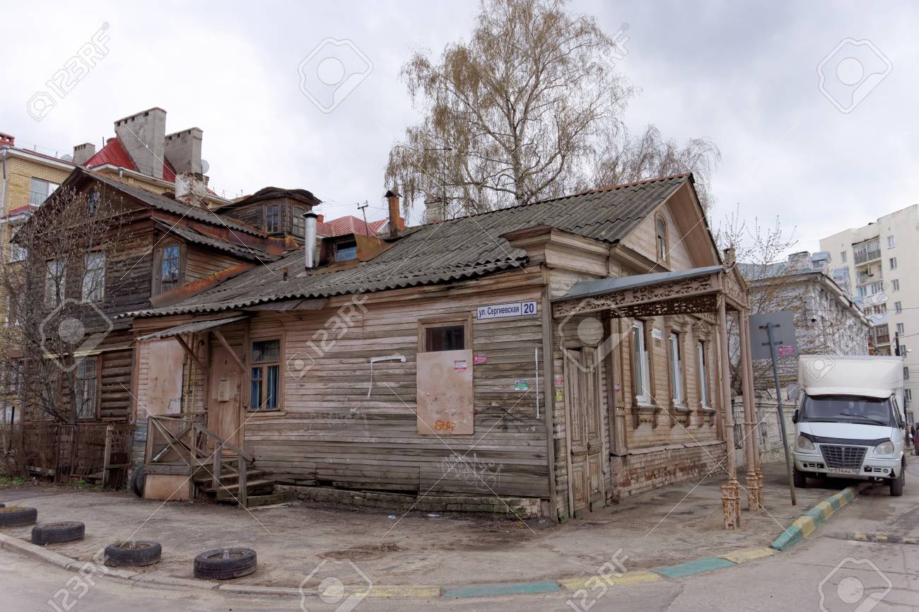 ニジニ ノヴゴロド ロシア 4 月 22 16 古い木造平屋住宅通り Sergievskaya の写真素材 画像素材 Image