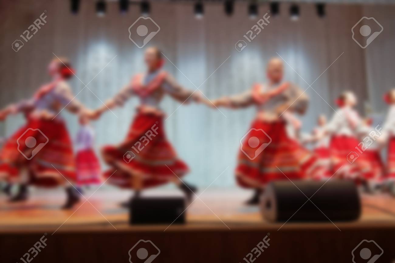 ボケ効果を持つ子供や十代のテーマ抽象的なぼかしの背景のフォークダンス 明るい白い民族衣装を着た十代の若者たちがロシアの民俗舞踊を踊ります の写真素材 画像素材 Image ボケ効果を持つ子供や十代のテーマ抽象的なぼかしの背景のフォークダンス 明るい白い民族衣装を着た十代の若者たちがロシアの民俗舞踊を踊ります の写真素材 画像素材 Image