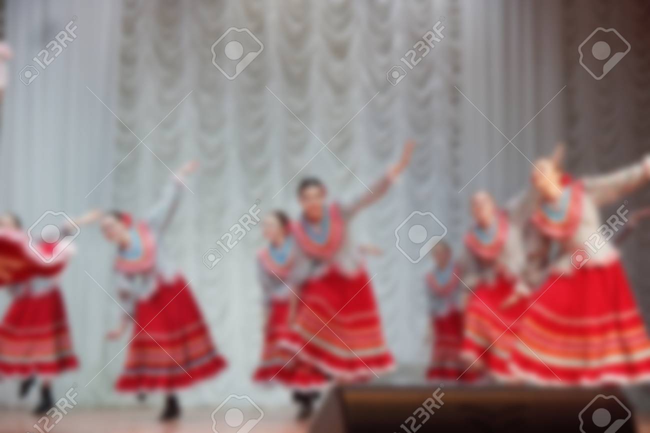 ボケ効果を持つ子供や十代のテーマ抽象的なぼかしの背景のフォークダンス 明るい白い民族衣装を着た十代の若者たちがロシアの民俗舞踊を踊ります の写真素材 画像素材 Image