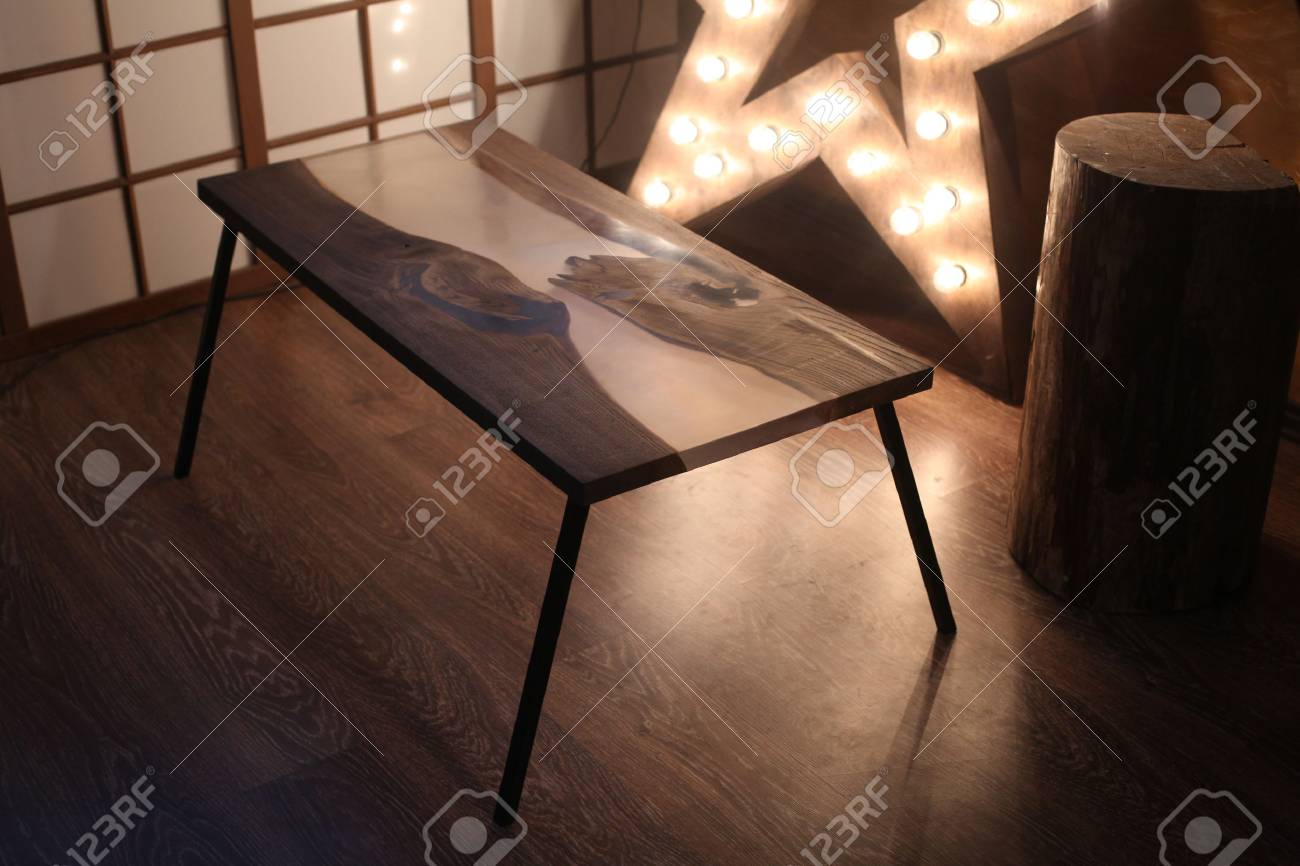 星のランプ 木製のインテリアで金属製の脚と木材とエポキシのテーブル の写真素材 画像素材 Image