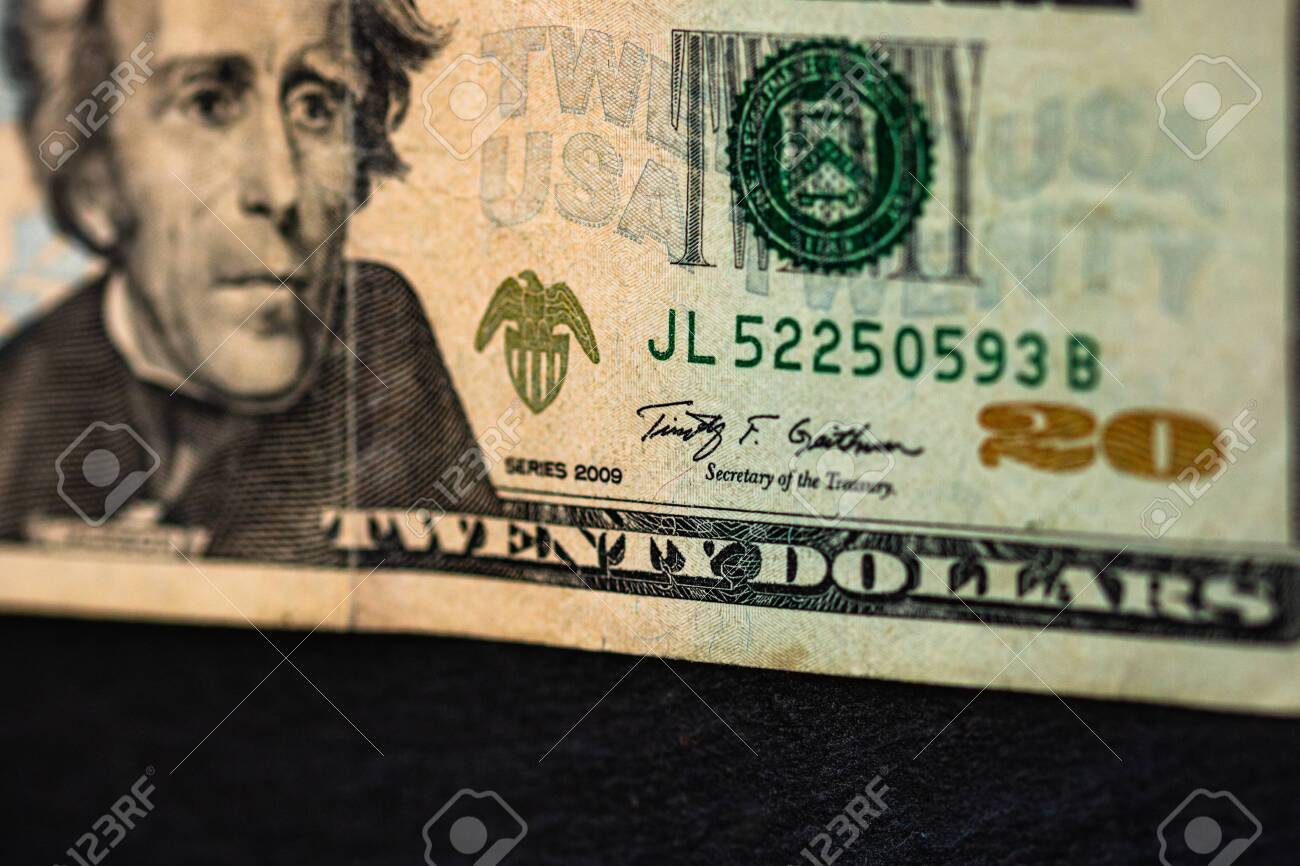 20달러 지폐의 세부 사항에 선택적 초점을 맞춰 돈 지폐의 매크로 세부 사항을 닫습니다. 달러 고립된 세계 화폐 개념 인플레이션과 경제  개념 로열티 무료 사진, 그림, 이미지 그리고 스톡포토그래피. Image 155275485