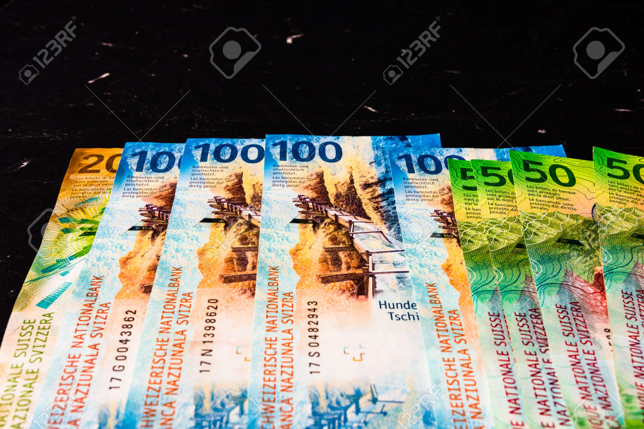 スイスフラン紙幣。 CHF通貨、世界のお金の概念の写真素材・画像素材 Image 180105437