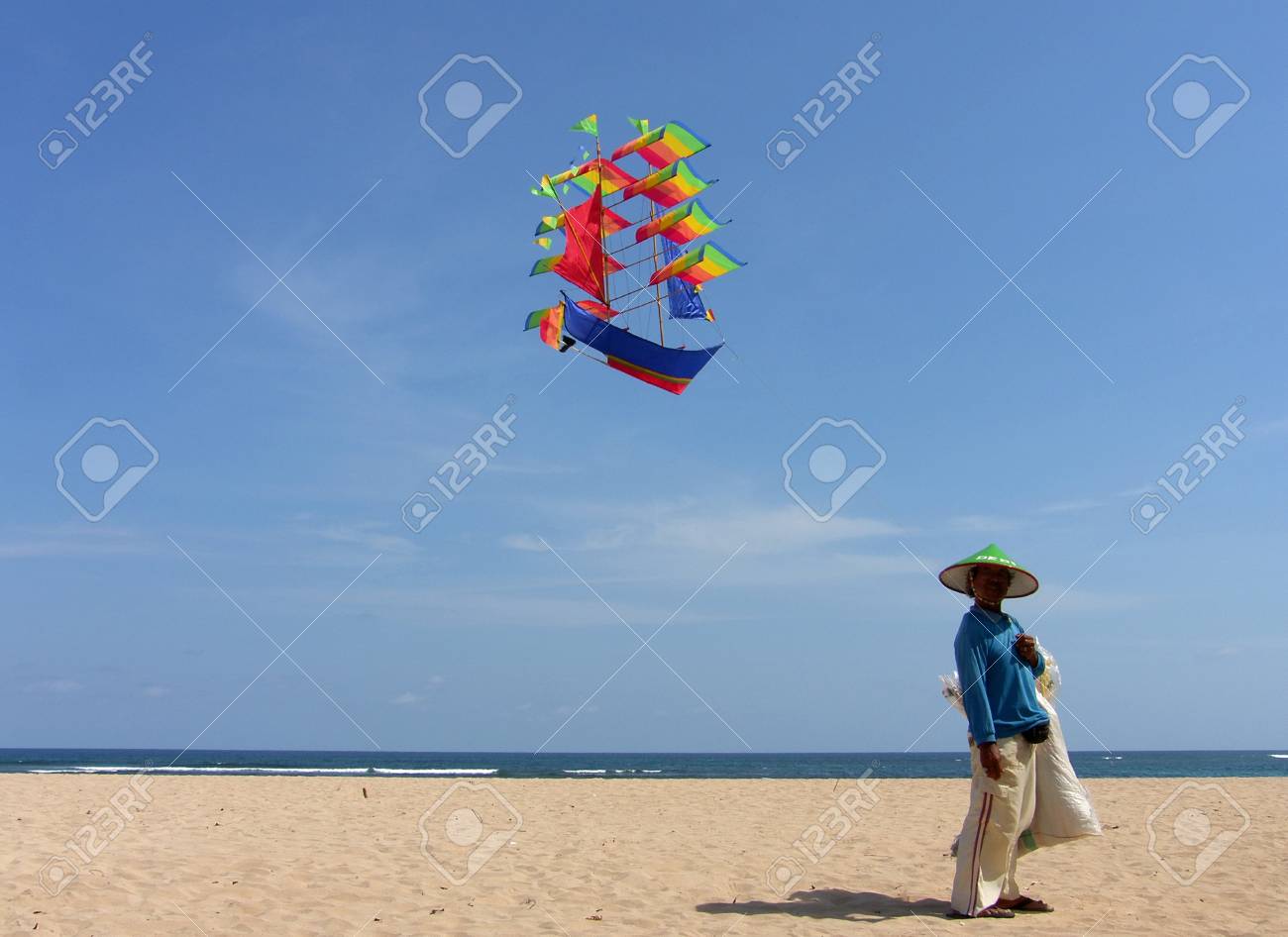 バリ島 大きな赤い帆を備えた帆船の形の凧 の写真素材 画像素材 Image