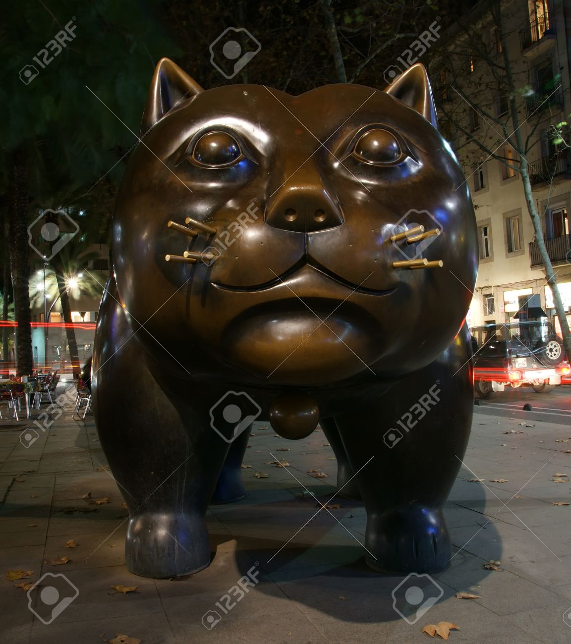 フェルナンドボテロの猫 バルセロナ ランブラス通りデル ラバルの Fernando ボテロのコロンビアの芸術家 の写真素材 画像素材 Image