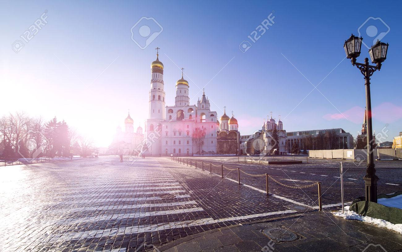 Lintérieur Du Kremlin De Moscou Lors Dun Journée Dhiver Ensoleillée En Russie - 