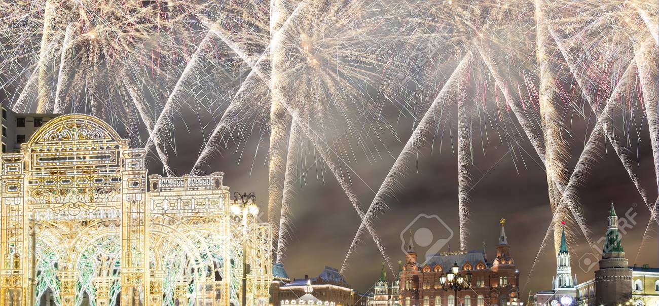 夜のクリスマスと新年の休日のイルミネーションの上の花火 モスクワ ロシアのクレムリン 歴史博物館 ロシア語の碑文 の写真素材 画像素材 Image