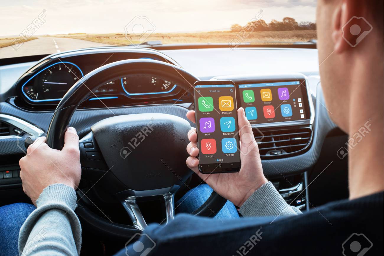 車の運転手は スマートカーアプリでスマートフォンを使用し 運転中に車のインフォテインメントシステムとの接続を使用しています の写真素材 画像素材 Image 車の運転手は スマートカーアプリでスマートフォンを使用し 運転中に車のインフォテインメントシステムとの接続を使用しています の写真素材 画像素材 Image