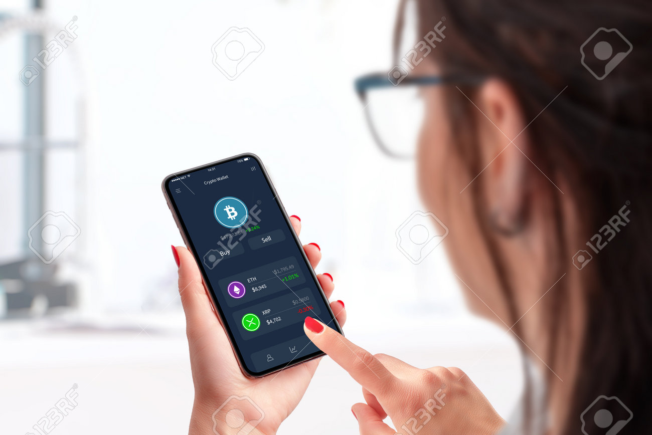 모바일 애플리케이션을 통해 비트코인 암호화폐를 구매하는 개념. 최신 앱으로 스마트폰을 사용하는 여성 로열티 무료 사진, 그림, 이미지  그리고 스톡포토그래피. Image 164055901