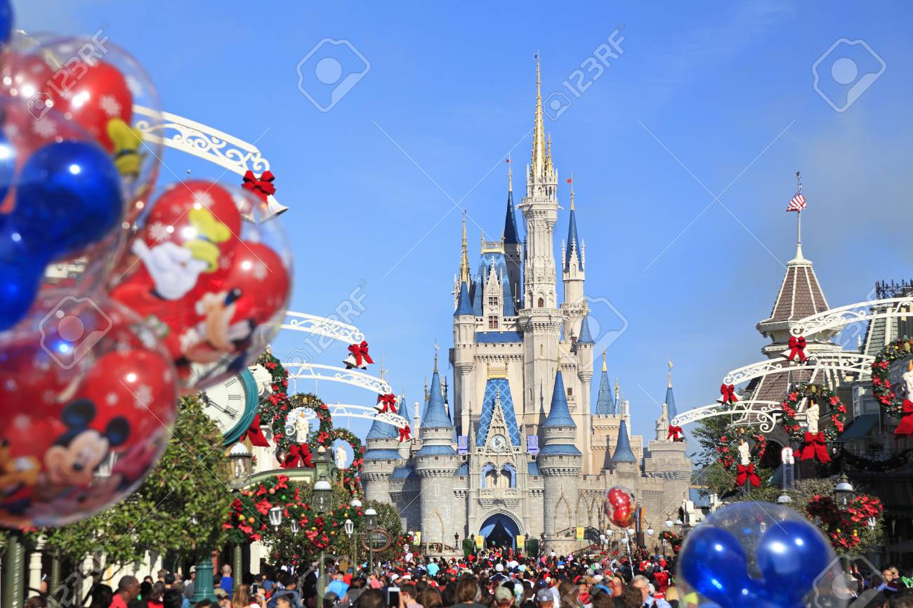 マジックキングダムのメインストリートとシンデレラ城 フロリダ州 の写真素材 画像素材 Image
