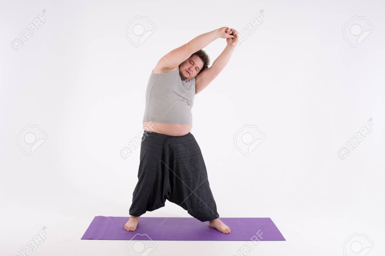 面白いデブ男とヨガ スポーツ ダイエット 健康的なライフ スタイル の写真素材 画像素材 Image