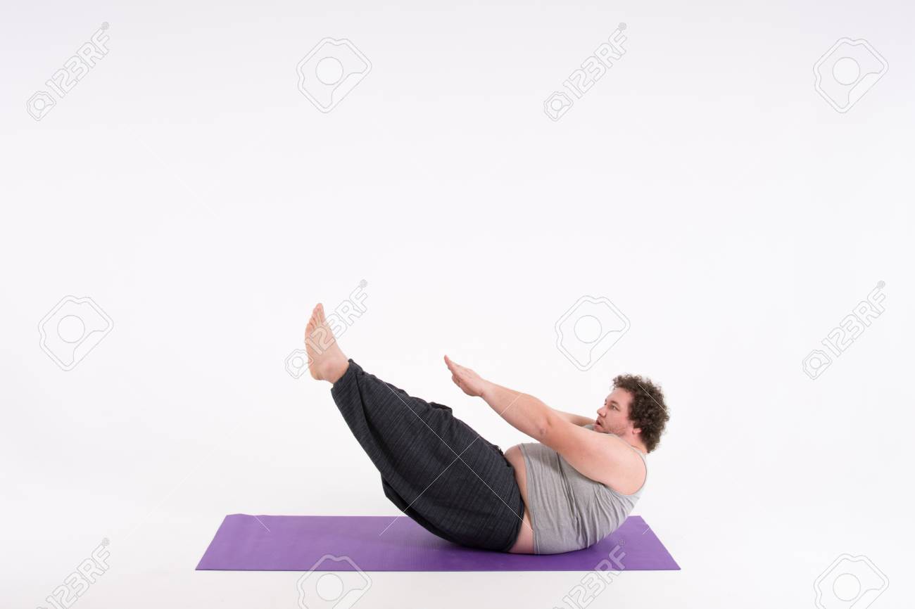 面白いデブ男とヨガ スポーツ ダイエット 健康的なライフ スタイル の写真素材 画像素材 Image