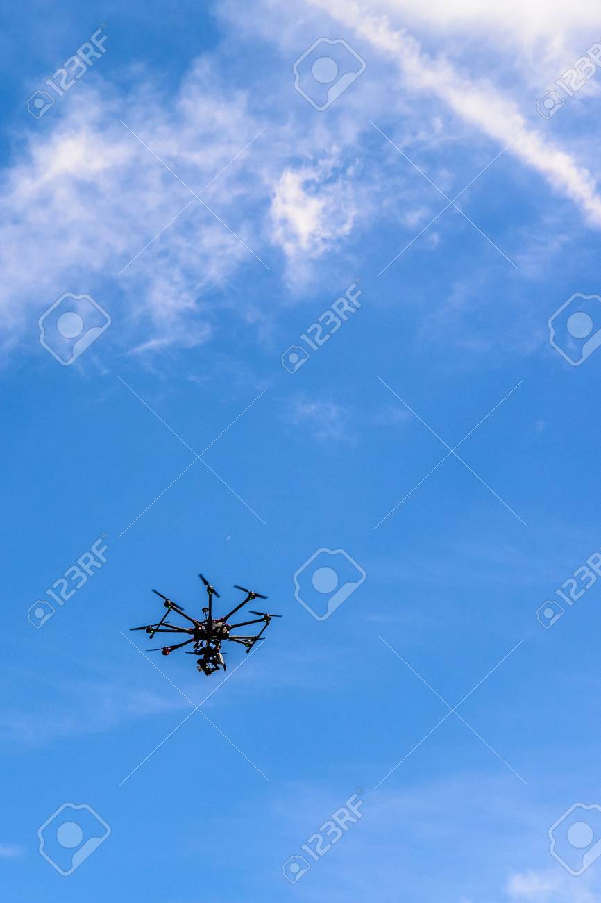 黒の空のドローン フライングと高から写真やビデオを作る Quadcopter の明るい絵 の写真素材 画像素材 Image 黒の空のドローン フライングと高から写真やビデオを作る Quadcopter の明るい絵 の写真素材 画像素材 Image