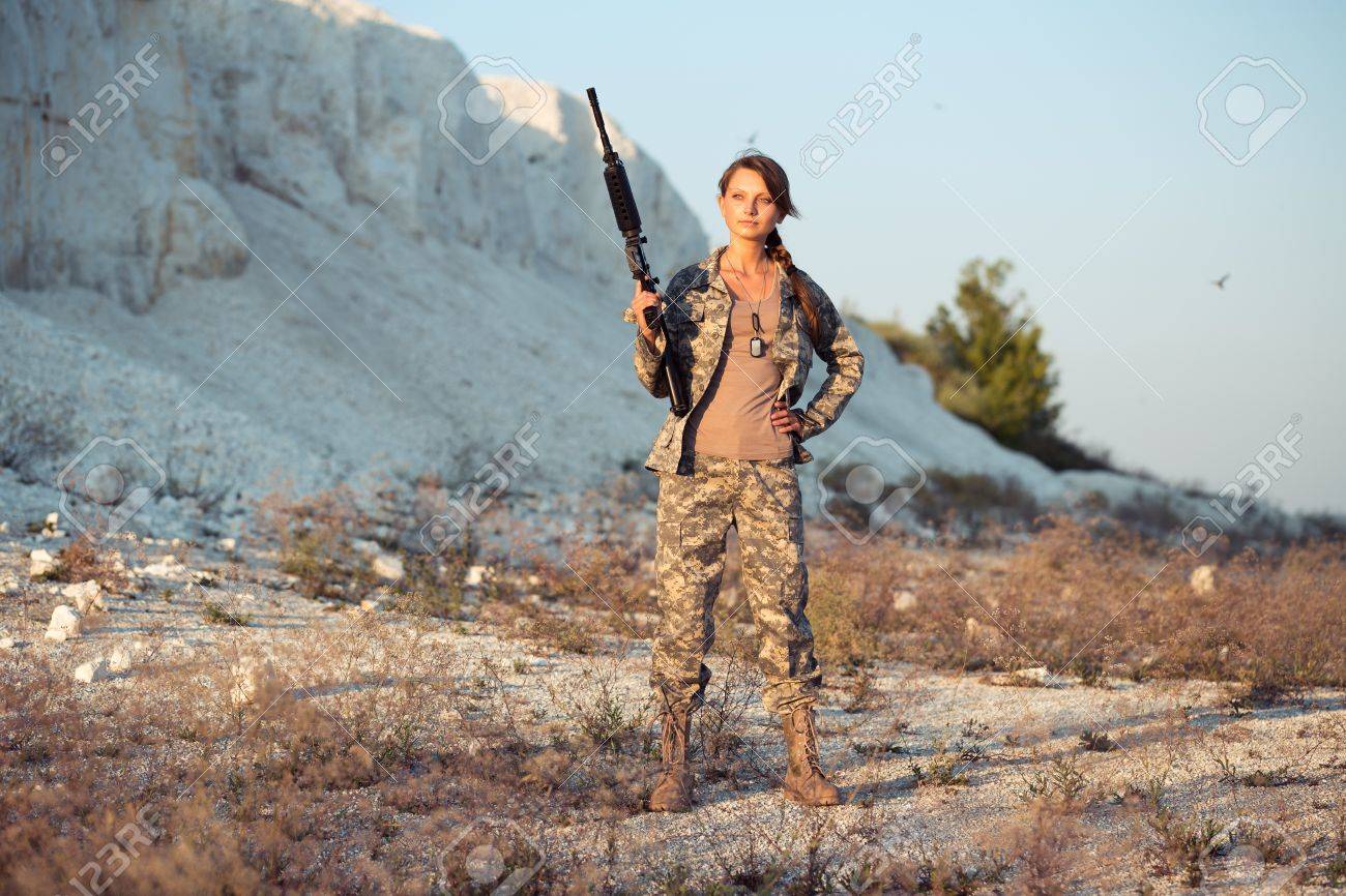 場所に銃で 迷彩服を着た若い美しい女性兵士 の写真素材 画像素材 Image 場所に銃で 迷彩服を着た若い美しい女性兵士 の写真素材 画像素材 Image