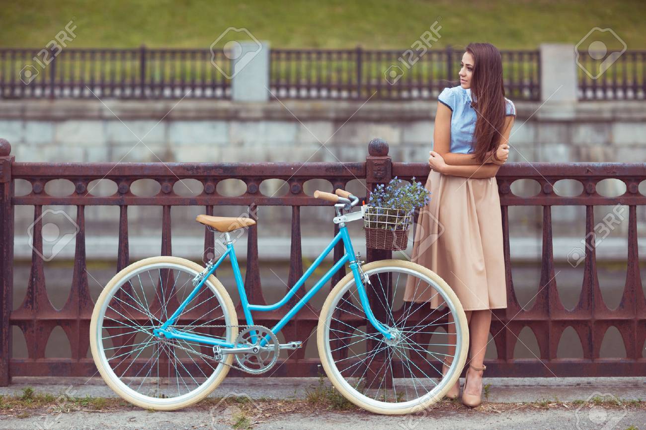 自転車を持つ若い美しい エレガントな服装の女性 美容 ファッション ライフ スタイル の写真素材 画像素材 Image 自転車を持つ若い美しい エレガントな服装の女性 美容 ファッション ライフ スタイル の写真素材 画像素材 Image