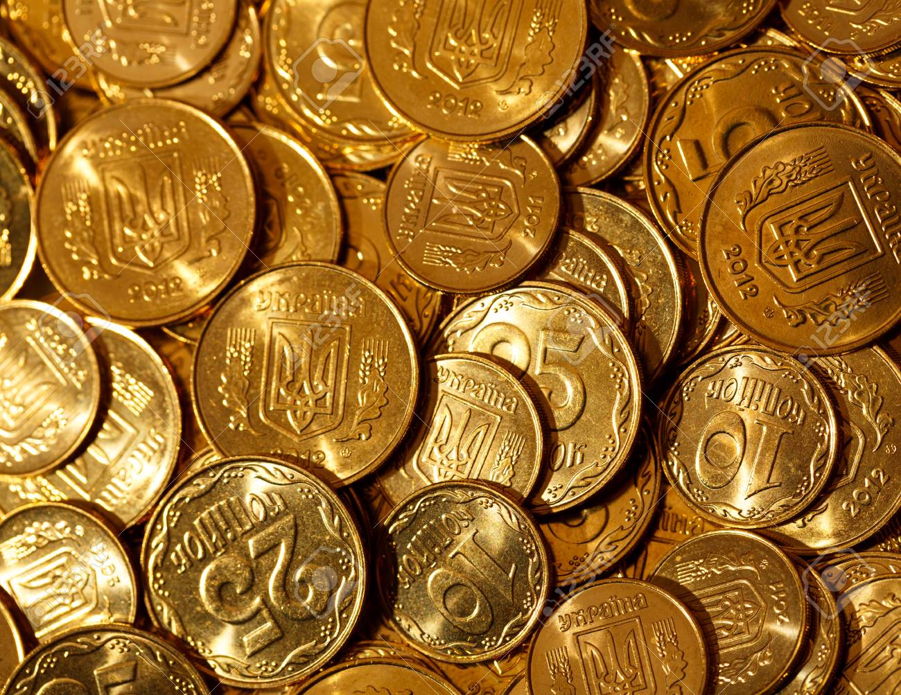 ウクライナの黄金のコインの背景の写真素材・画像素材 Image 48229846