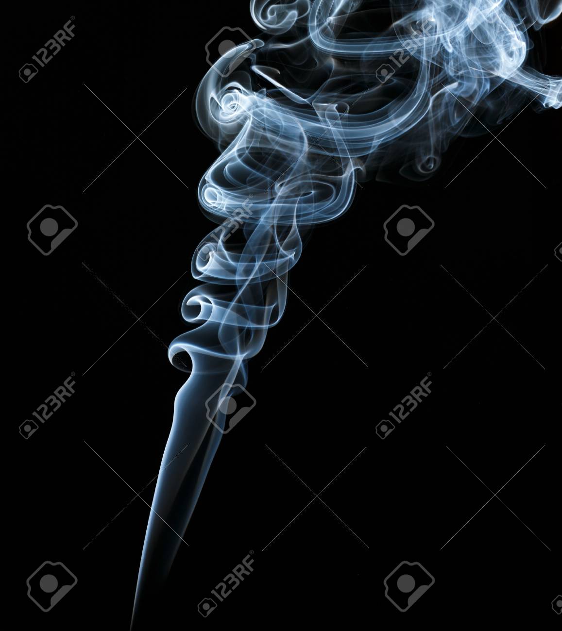 暗い背景に抽象的な光の煙 の写真素材 画像素材 Image