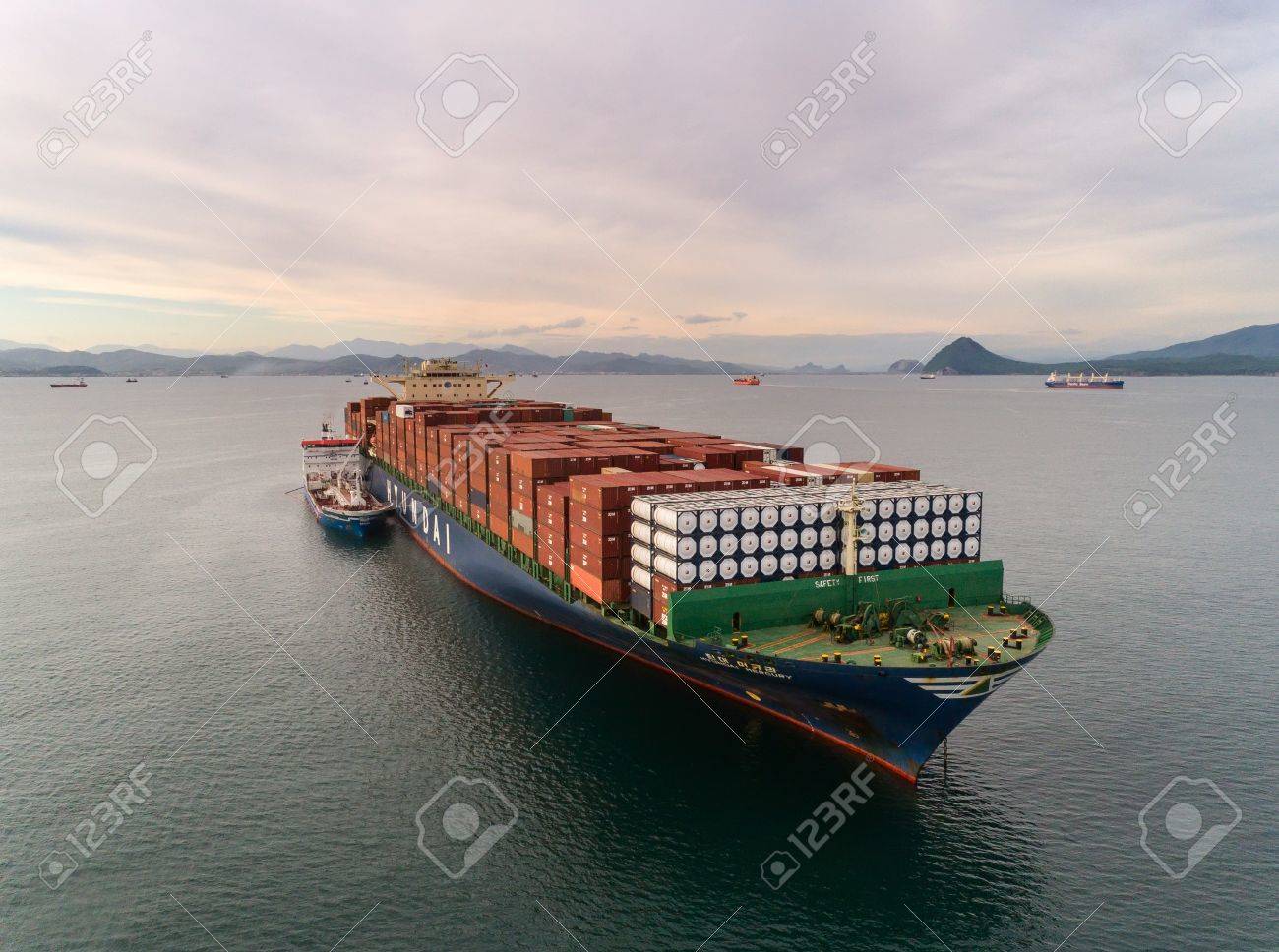 ナホトカ ロシア 17 年 5 月 23 日 バンカー タンカー ナホトカ号アンプー現代水銀の大型コンテナー船 の写真素材 画像素材 Image