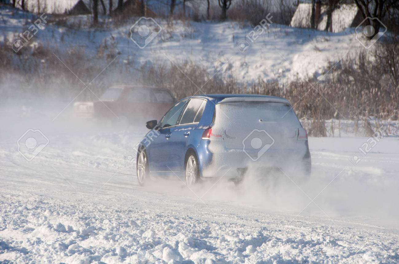 スプレー雪ドリフト車 の写真素材 画像素材 Image
