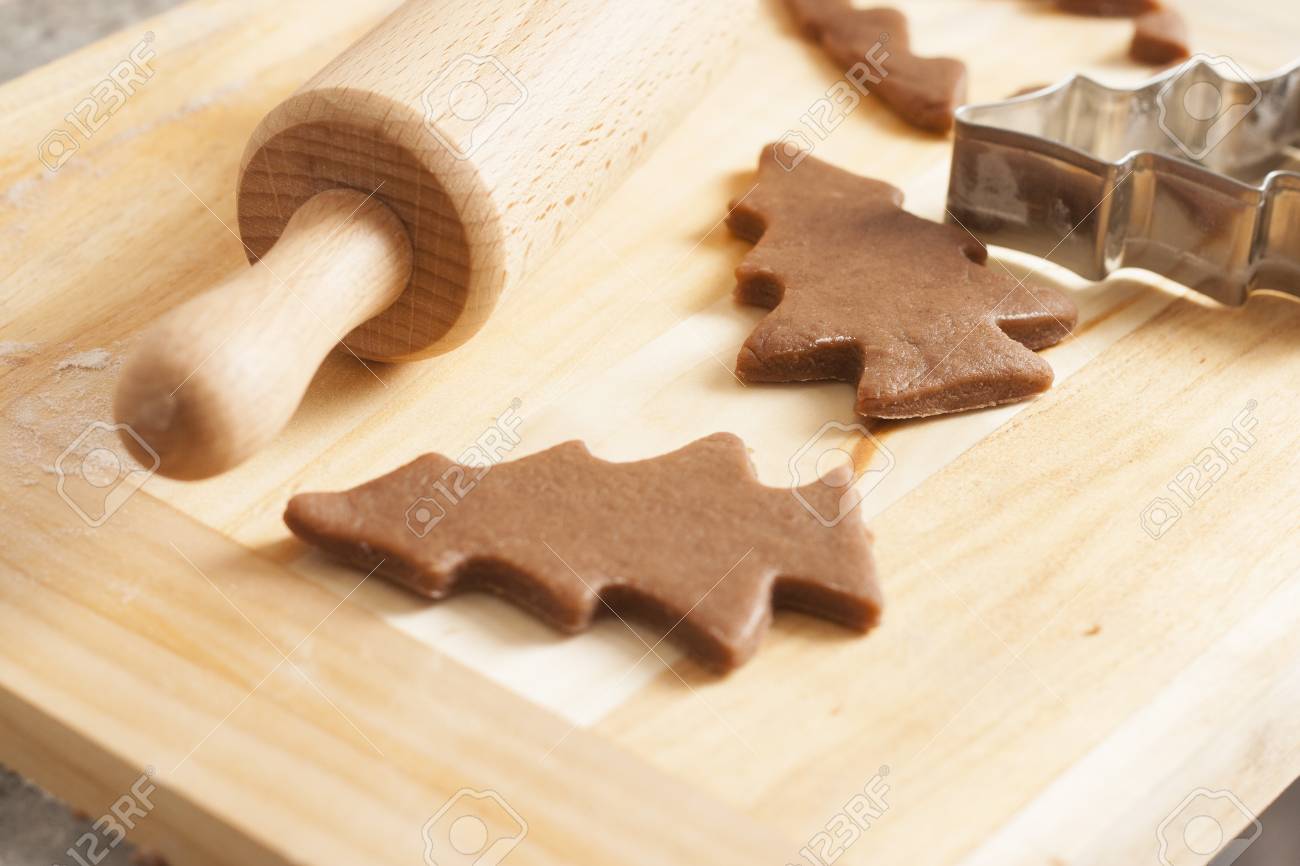 Biscotti Di Natale Panpepato.Immagini Stock Natale Biscotti Di Panpepato Processo Di Cottura Pasta E Matterello Profondita Di Campo Image 67763173