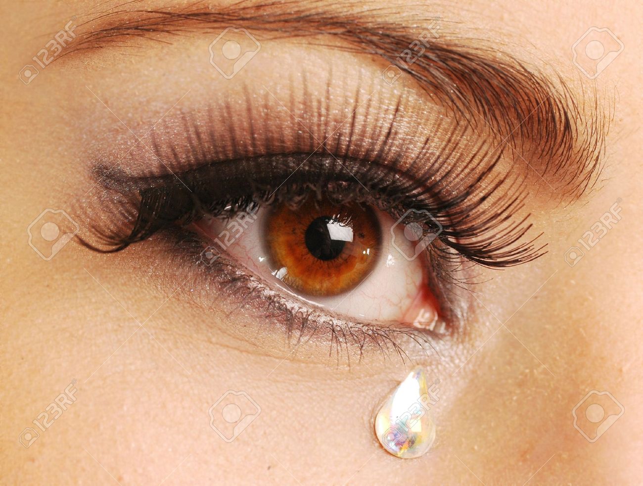 若い女性の非常に悲しい目 の写真素材 画像素材 Image