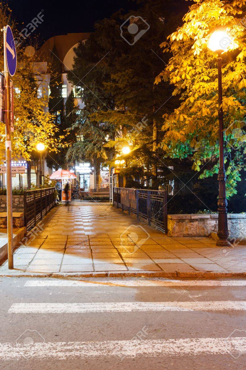 ヤルタ会談で冬夜の街の通り クリミア自治共和国 ロシア の写真素材 画像素材 Image