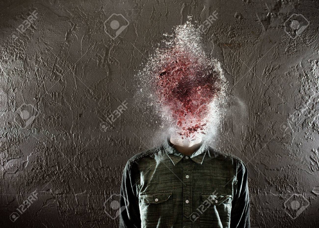 男の頭が爆発します 真ん中と端にいくつかの白 赤があります の写真素材 画像素材 Image 男の頭が爆発します 真ん中と端にいくつかの白 赤があります の写真素材 画像素材 Image