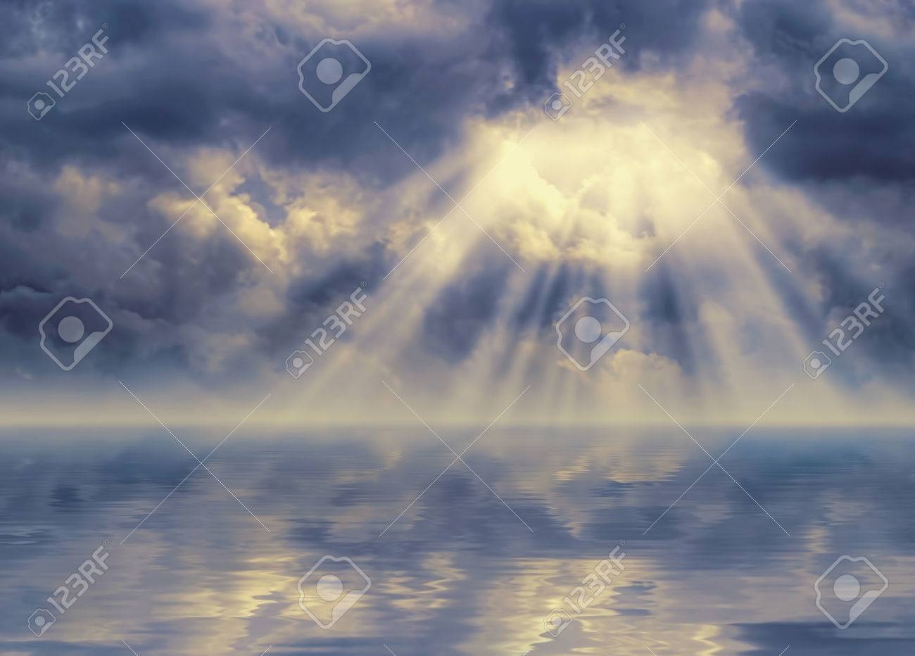 一筋の光が暗い嵐の空を突破します の写真素材 画像素材 Image