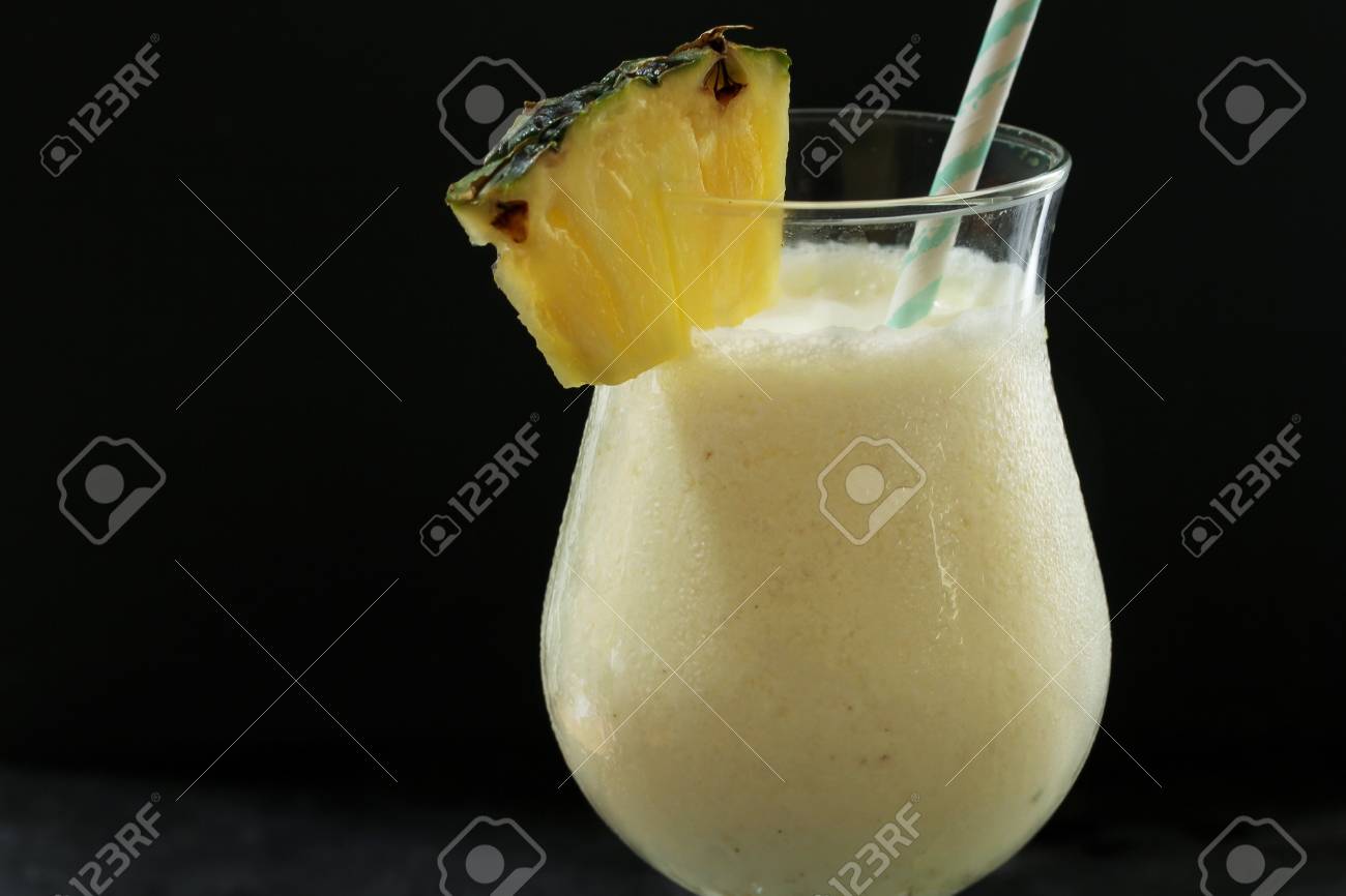 Pina Colada Cocktail Susse Cocktail Mit Rum Kokosnusscreme Oder Kokosmilch Garniert Mit Ananas Keil Selektiven Fokus Lizenzfreie Fotos Bilder Und Stock Fotografie Image 65649288