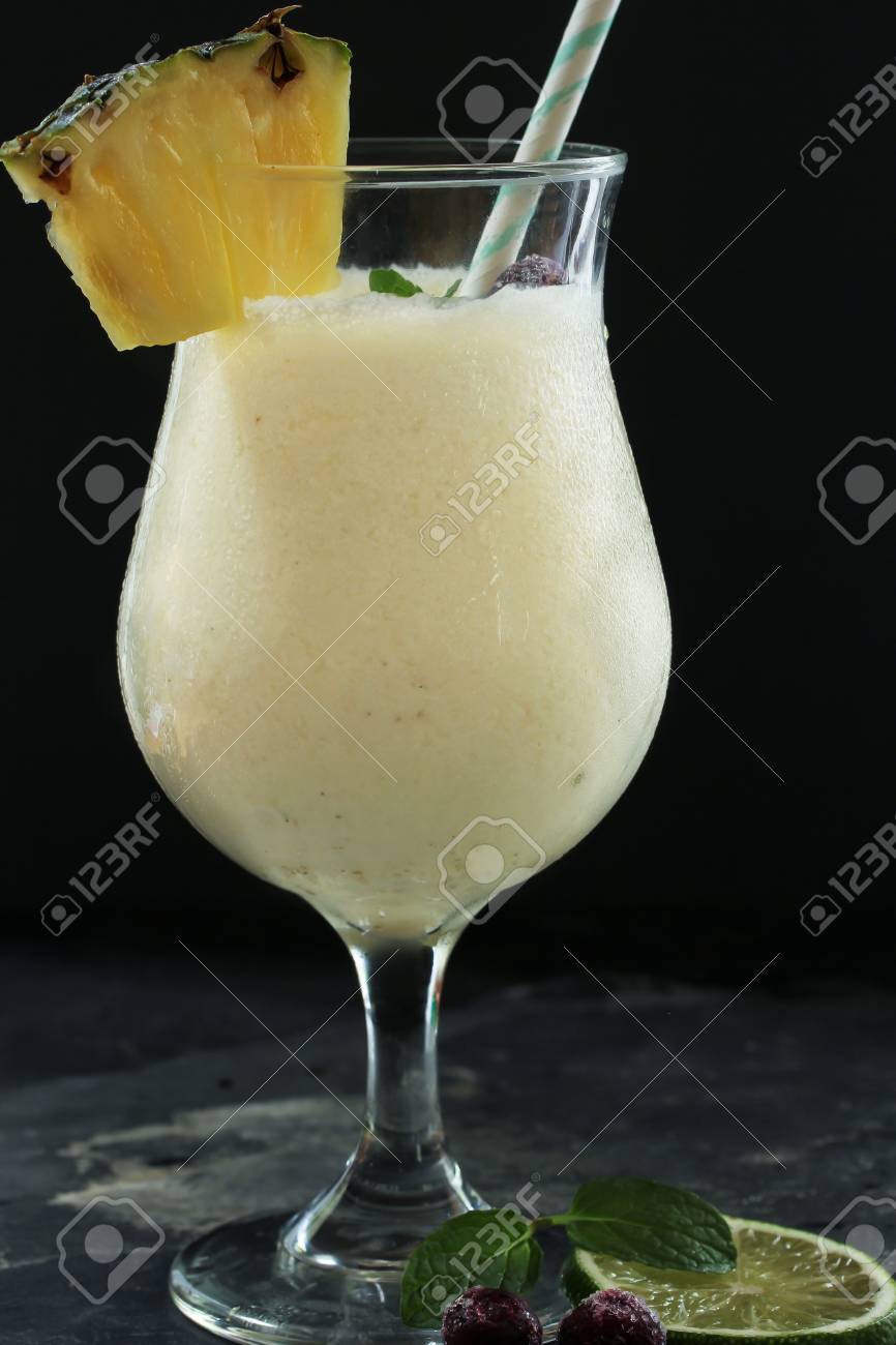 Pina Colada Cocktail Susse Cocktail Mit Rum Kokosnusscreme Oder Kokosmilch Garniert Mit Ananas Keil Selektiven Fokus Lizenzfreie Fotos Bilder Und Stock Fotografie Image 65650104