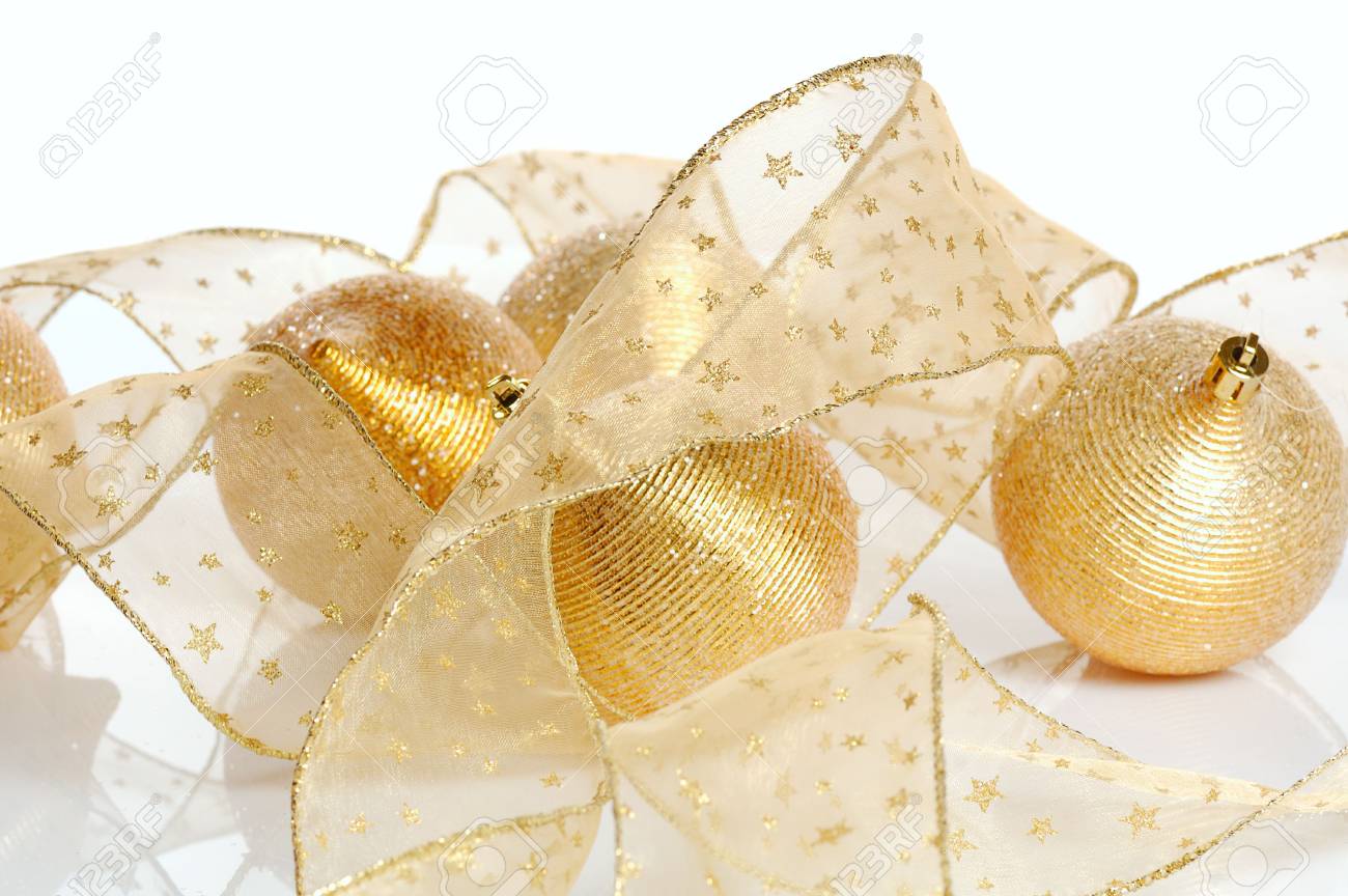 Immagini Natalizie Oro.Immagini Stock Decorazioni Natalizie Palle D Oro E Trasparente Nastro Dorato Isolato Su Bianco Image 2137564