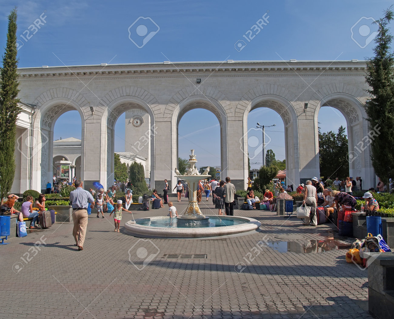クリミア自治共和国 シンフェロポリの駅で乗客 の写真素材 画像素材 Image クリミア自治共和国 シンフェロポリの駅で乗客 の写真素材 画像素材 Image