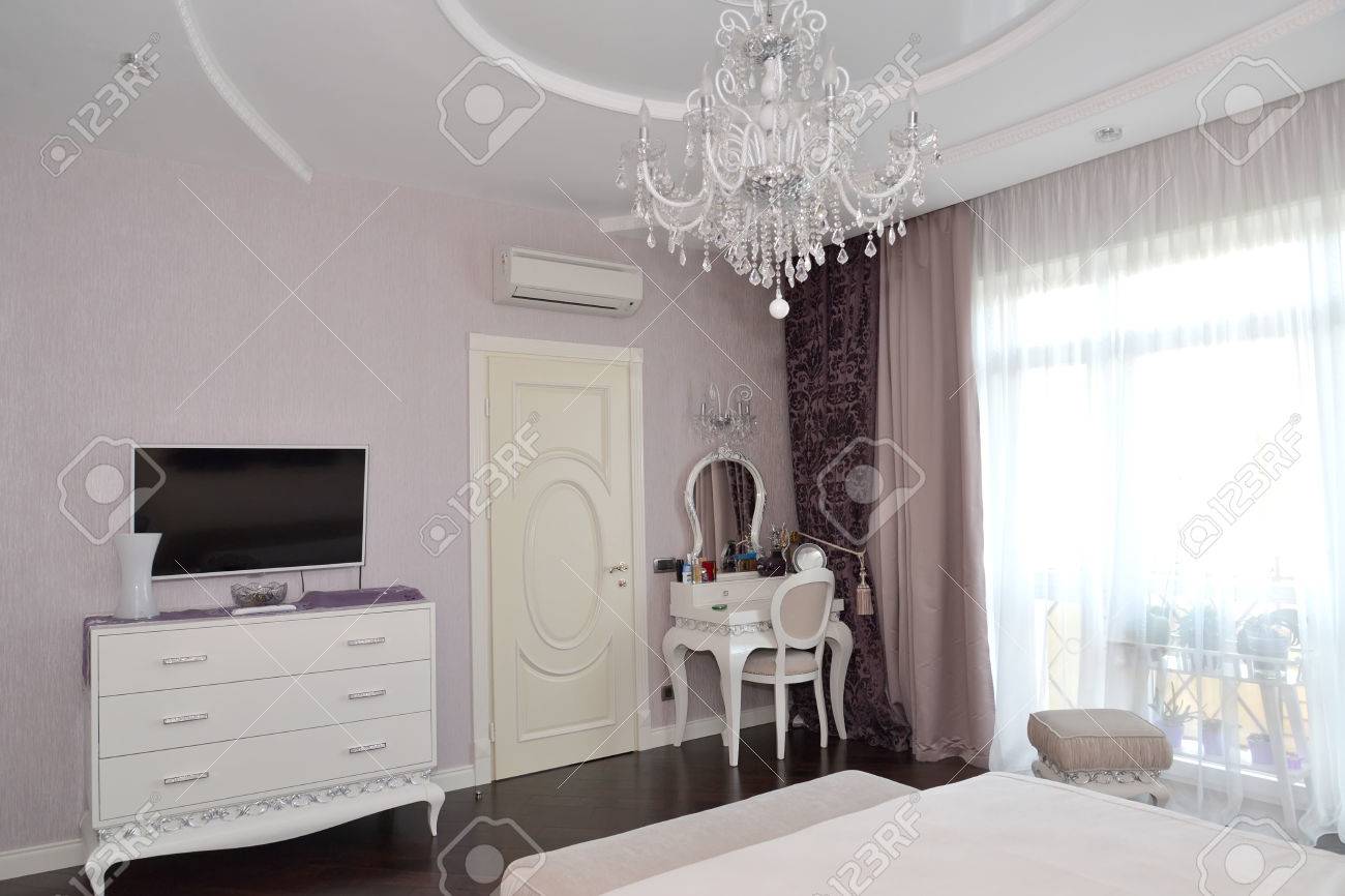 Camera Da Letto Interni Con Mobili Bianchi. Classici Moderni Con ... Camera Da Letto Interni Con Mobili Bianchi. Classici Moderni Con ...