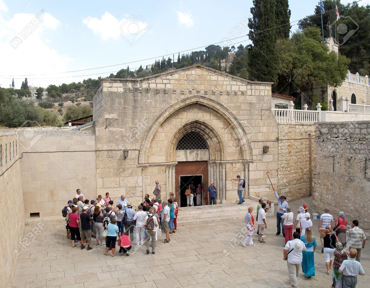 Grupos De Excursión En Una Entrada A La Iglesia De La Dormición De La Madre De Dios. Jerusalén, Israel Fotos, Retratos, Imágenes Y Fotografía De Archivo Libres De Derecho. Image 34409764. Grupos De Excursión En Una Entrada A La Iglesia De La Dormición De La Madre De Dios. Jerusalén, Israel Fotos, Retratos, Imágenes Y Fotografía De Archivo Libres De Derecho. Image 34409764.
