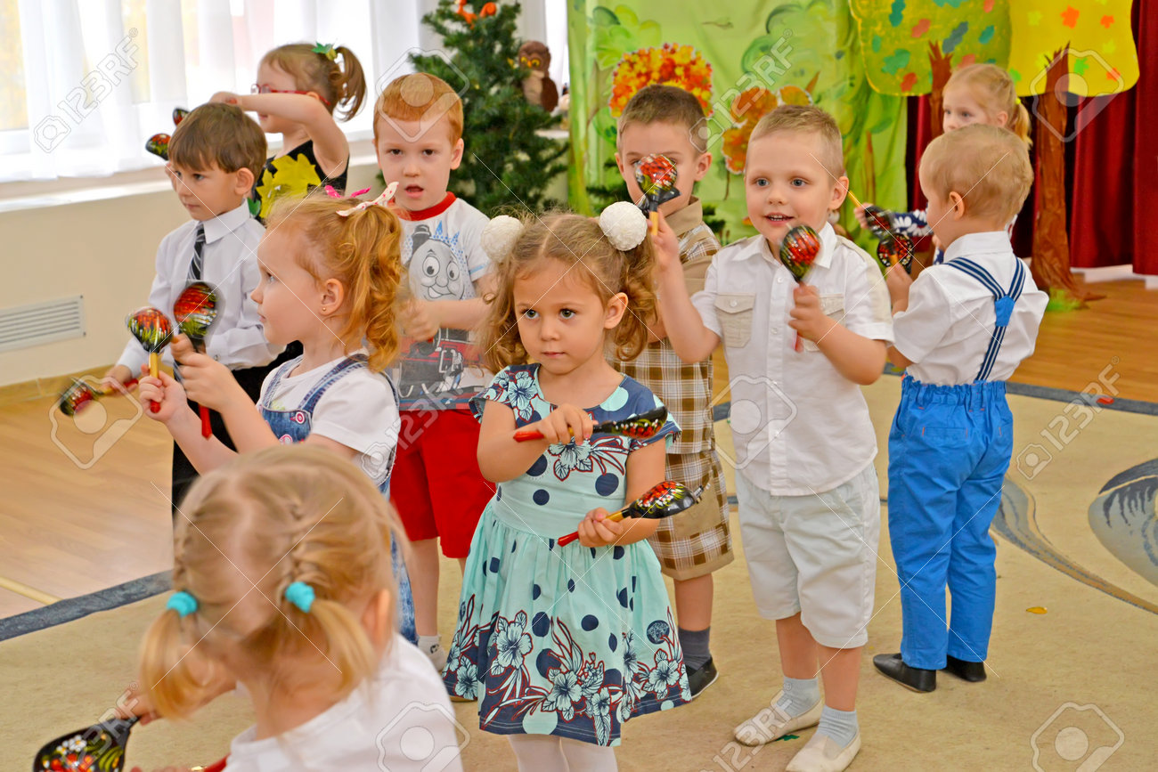 Kaliningrad Russland 27 Oktober 2017 Kleine Kinder Spielen Die Holzloffel Morgenvorstellung Im Kindergarten Lizenzfreie Fotos Bilder Und Stock Fotografie Image 89154067