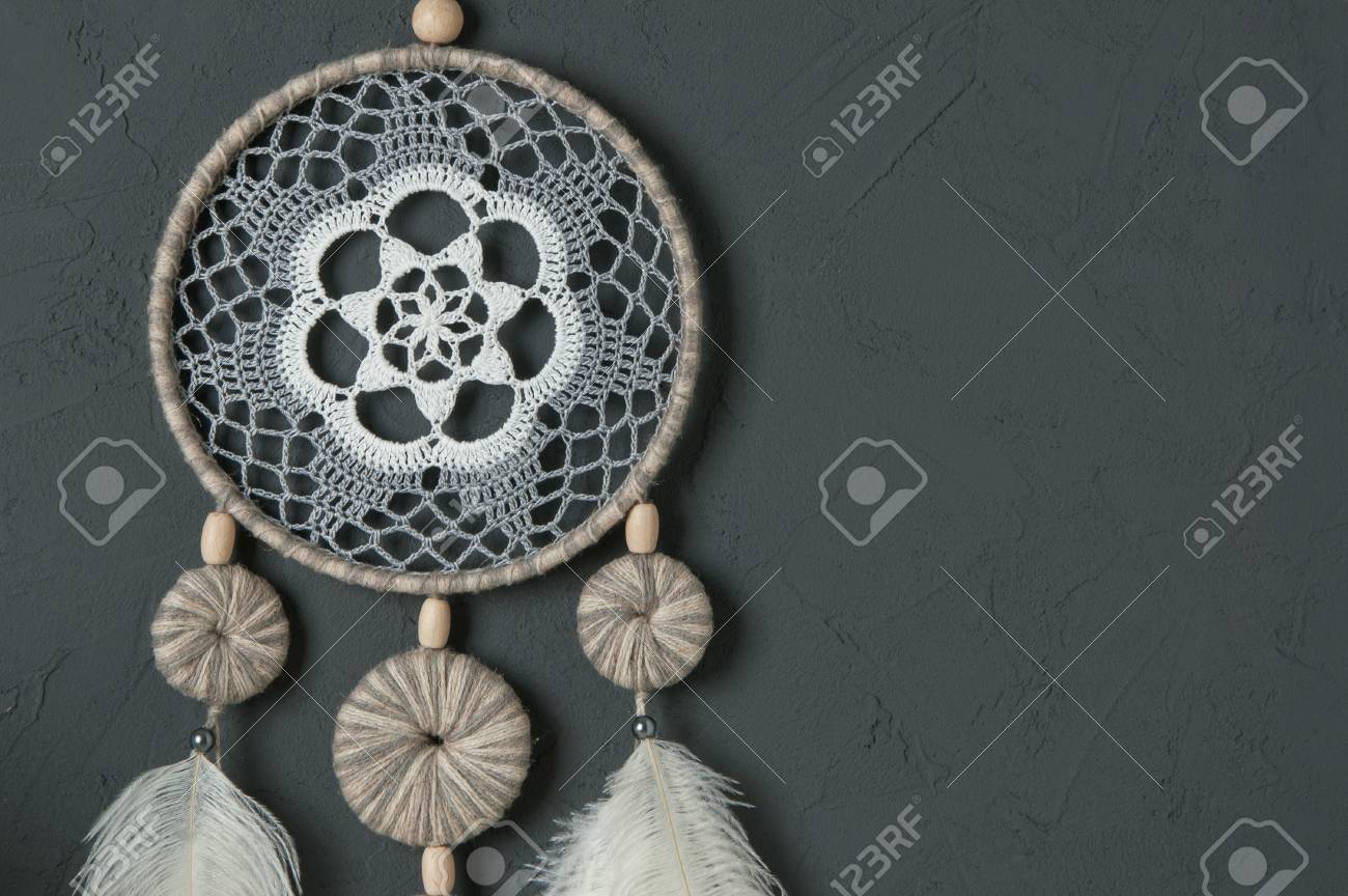 Grauer Weisser Traumfanger Auf Dunkelgrauem Strukturiertem Hintergrund Textur Aus Beton Kopieren Sie Platz Fur Text Lizenzfreie Fotos Bilder Und Stock Fotografie Image 86519134